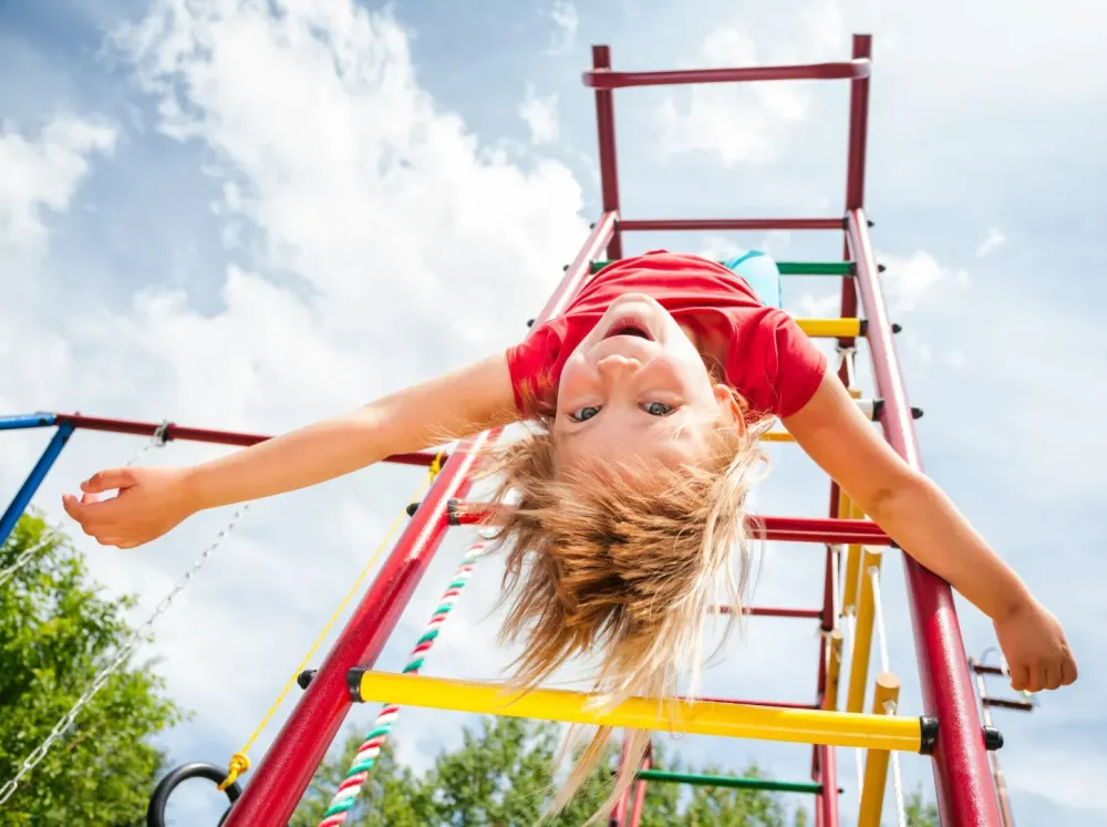enfant echelle aire de jeux